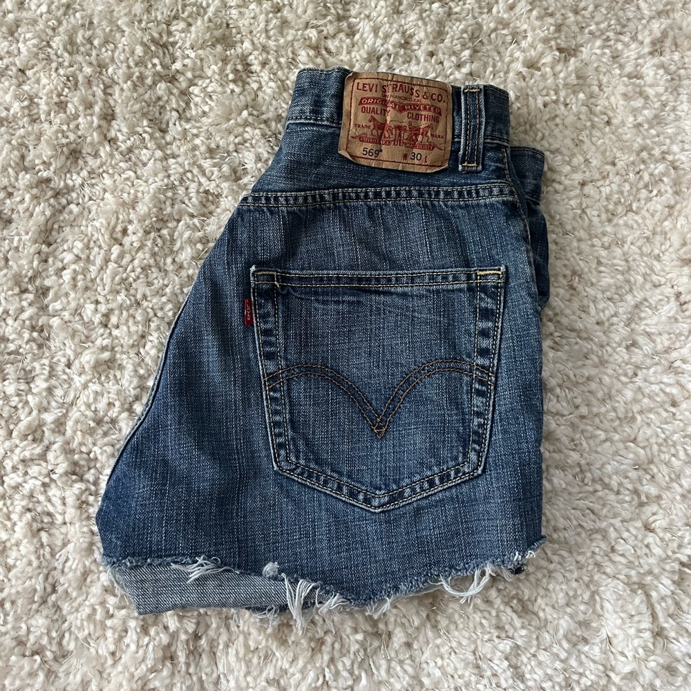 Women’s Levi 569 Blue Denim Shorts - Picture 4 of 4